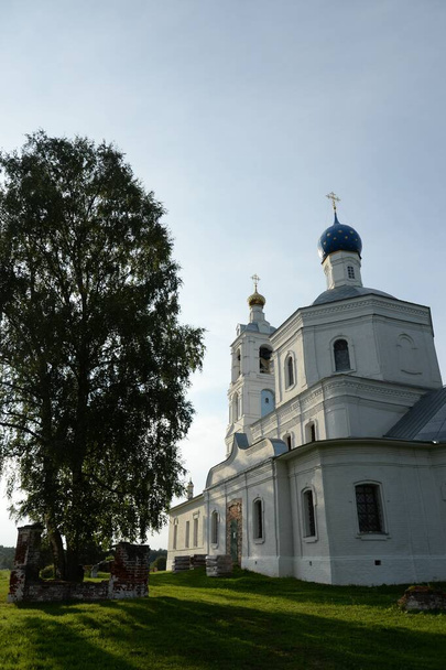 PRECHISTOE, YAROSLAVL REGION, RUSSIA - AUGUST 14, 2021:Church of the Nativity of the Most Holy Theotokos in the village of Prechistoe , Yaroslavl region - Foto, afbeelding