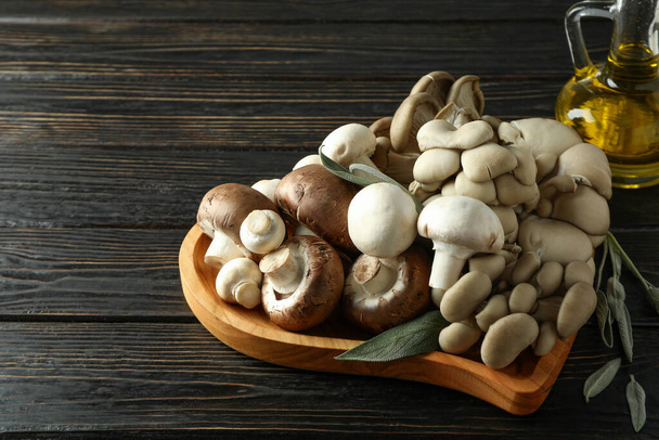 Conceito de comida saborosa com cogumelos no fundo de madeira - Foto, Imagem