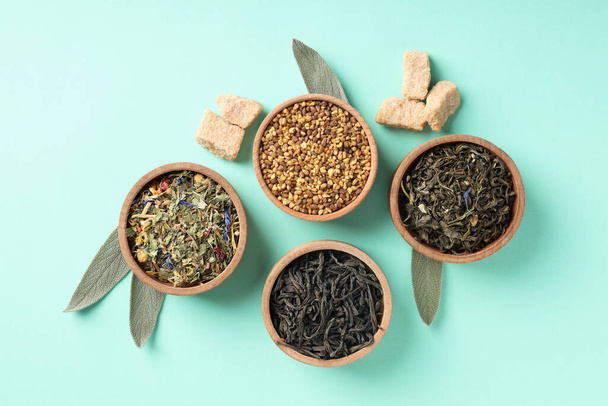 Konzept des Teekochens mit verschiedenen Teesorten auf Minzhintergrund - Foto, Bild
