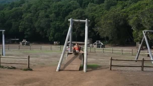 Взрослый мужчина на веревке в парке - счастливые пожилые люди, наслаждающиеся жизнью свободы на открытом воздухе - Кадры, видео