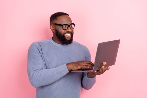 Photo of confident african guy dressed grey sweater spectacles chatting modern gadget isolated pink color background - Φωτογραφία, εικόνα