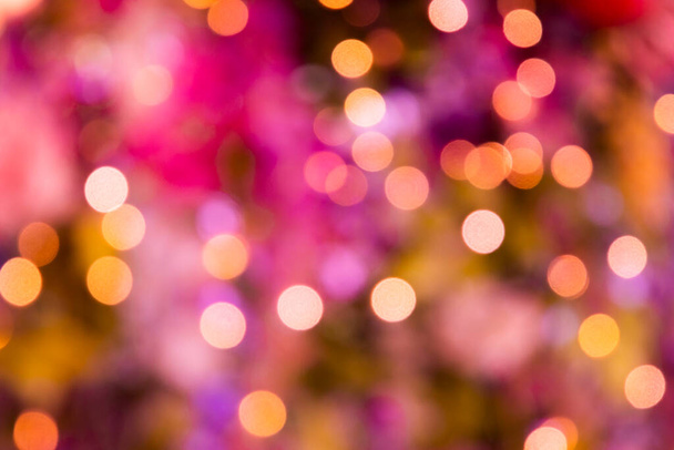 Abstract knipperende lichten achtergrond met bokeh gedefocuste lichten. Valentijnsdag, feest, warm, vreugde, Kerst achtergrond. - Foto, afbeelding