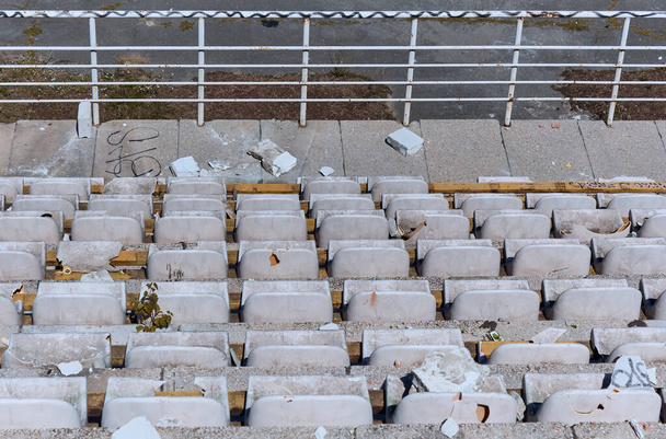 Estádio antigo pódio com assentos de plástico branco e azul. - Foto, Imagem