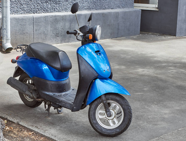 Scooter transport modrá černá barva. Skútr motocykl stojící na ulici. - Fotografie, Obrázek