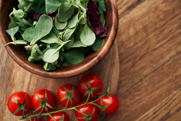 um prato de alface tomates cereja ingredientes culinários alimentos orgânicos saudáveis - Foto, Imagem