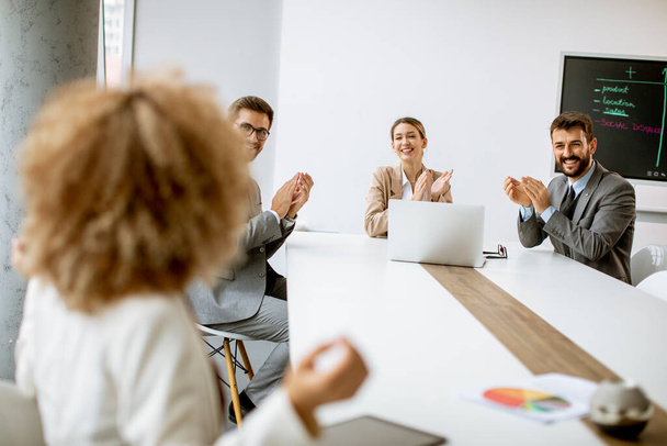 Grupo de empresários multiétnicos que trabalham em conjunto no escritório - Foto, Imagem
