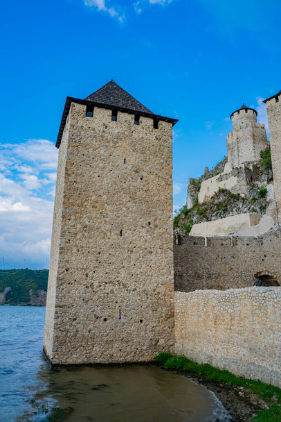 Vista na fortaleza medieval de Golubac na Sérvia - Foto, Imagem