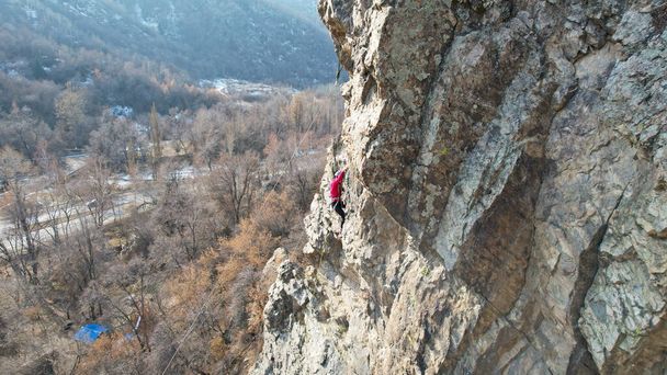 Entrenamiento de escalada en pendientes pronunciadas en montañas - Foto, Imagen