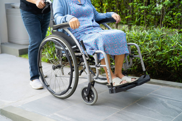 Hoitaja apua ja hoitoa Aasian vanhempi tai iäkäs vanha nainen nainen nainen potilas istuu pyörätuolilla hoitotyön sairaalassa, terve vahva lääketieteellinen käsite - Valokuva, kuva