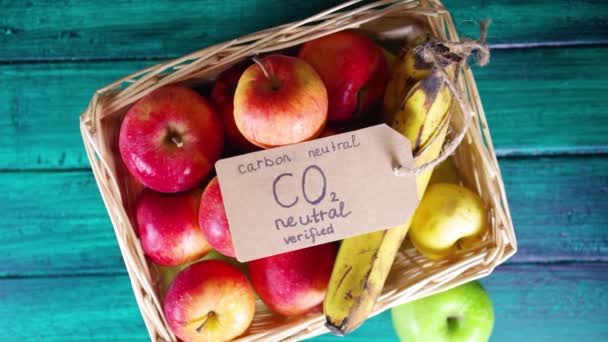 CO2-neutrales, CO2-freies Konzeptprodukt. Natürliche Bio-Bauernfruchtäpfel, mit CO2-neutraler Kennzeichnung, auf Holztisch im Hofladen - Filmmaterial, Video