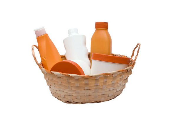 Ein Korb mit Kosmetikprodukten, Haarshampoo, Balsam, Duschgel. Hautpflege für Körper und Kopf isoliert auf weißem Hintergrund - Foto, Bild