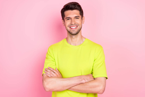 Photo of business brunet hairdo millennial guy crossed arms wear green t-shirt isolated on pink color background - Photo, image