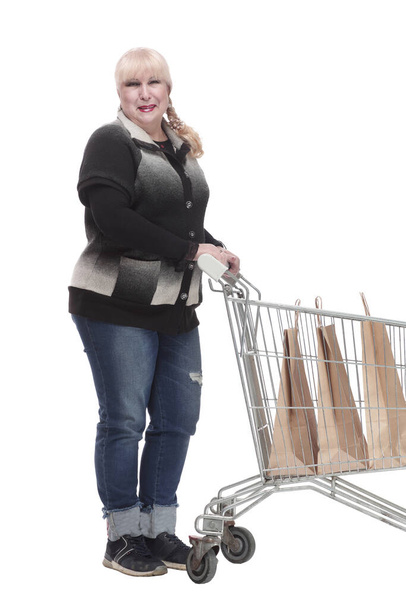 full-length. casual woman in jeans with shopping cart. - Zdjęcie, obraz