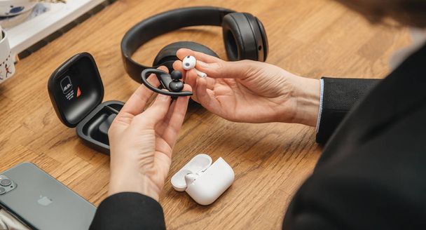 uudet AirPods Pro langattomat Bluetooth-kuulokkeet, jotka on suunnitellut Apple Computers - Valokuva, kuva