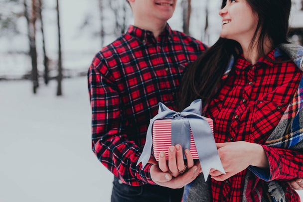 Freund schenkt Geschenk-Box mit Schleife zum Valentinstag  - Foto, Bild