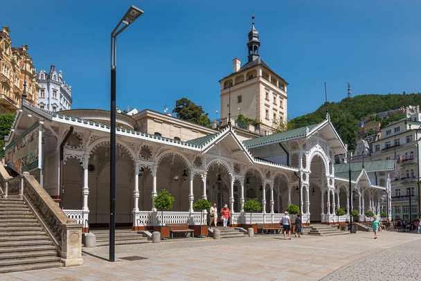 Карловы Вары, Чехия, июнь 2019 года - Вид на рыночную колоннаду  - Фото, изображение
