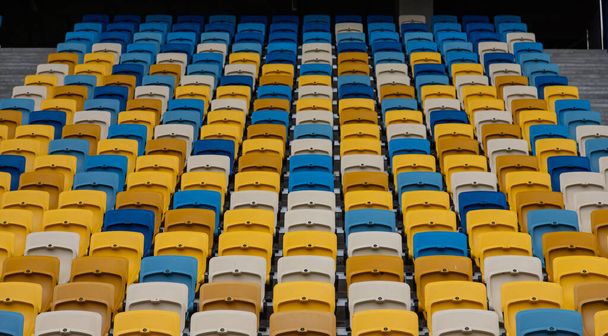 vacíos asientos coloridos en los tribunos del estadio
. - Foto, imagen