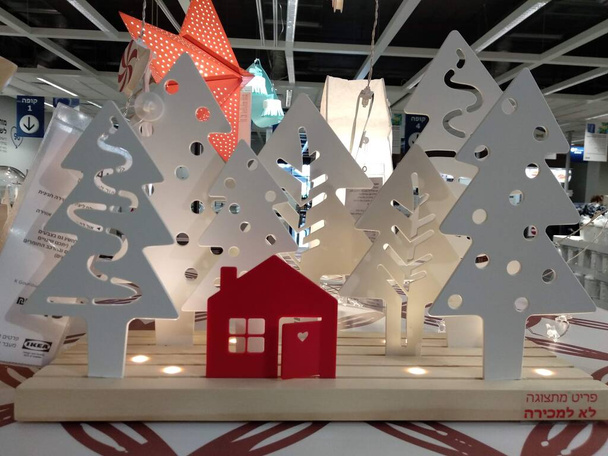 Piwo-Szewa Izrael październik 2019 10 lampek świątecznych, czerwony dom, białe choinki w sklepie Ikea. Wysokiej jakości zdjęcie - Zdjęcie, obraz