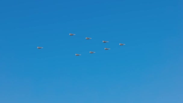 Bela vista de aviões militares construindo silhueta de árvore de natal no céu azul no dia de inverno brilhante. Suécia.  - Filmagem, Vídeo