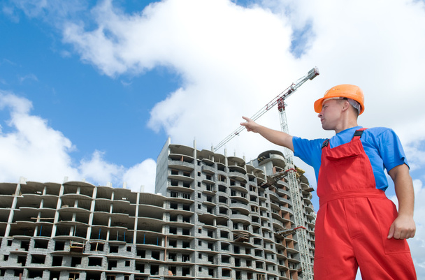 Builder and building under construction - 写真・画像