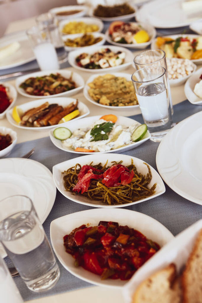 Traditionelles türkisches und griechisches Dinner meze Tisch - Foto, Bild