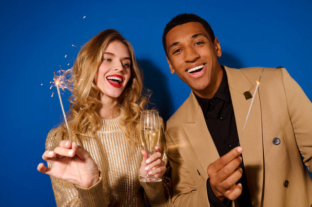 Guy and girl with champagne and sparklers - Foto, Imagem