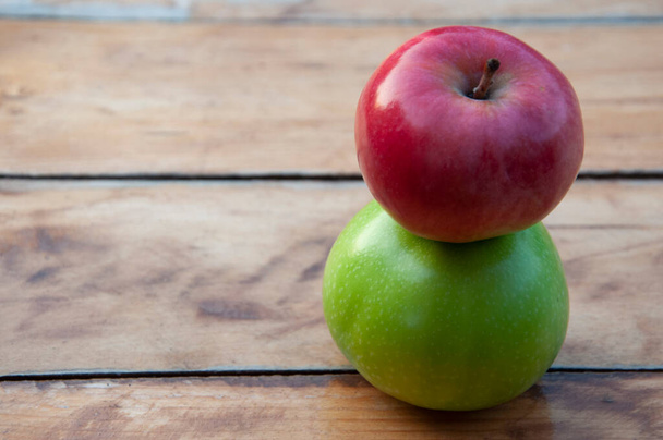 Rote und grüne Äpfel liegen senkrecht übereinander. - Foto, Bild