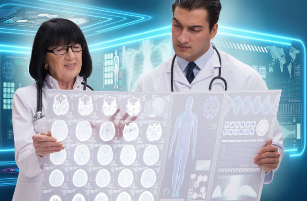 Femme et homme médecin regardant l'image IRM scan - Photo, image
