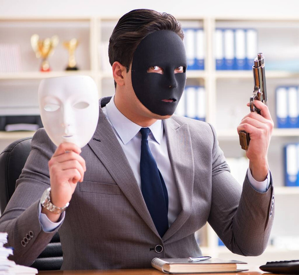 Uomo d'affari con maschera in ufficio concetto di ipocrisia - Foto, immagini