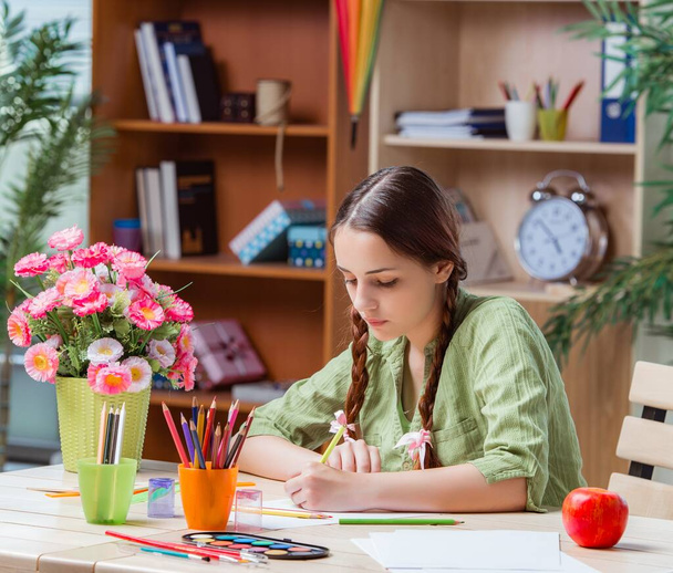 Молодая девушка рисует картины дома
 - Фото, изображение