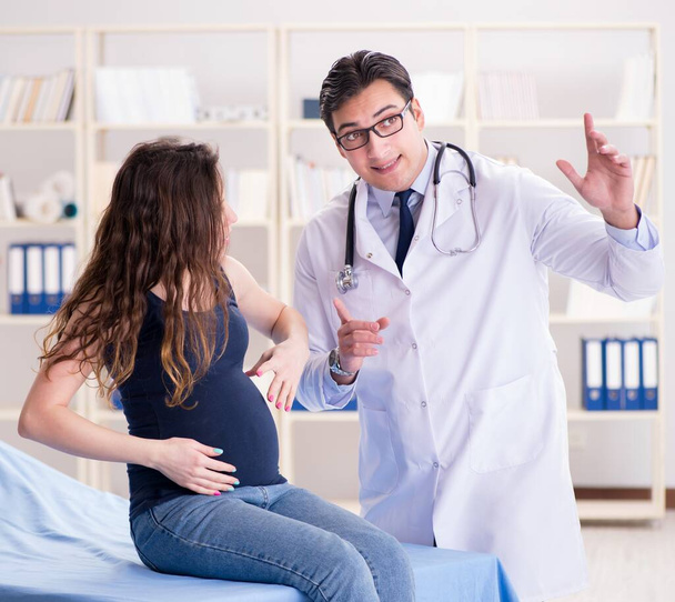 Doktor hamile kadını muayene ediyor. - Fotoğraf, Görsel