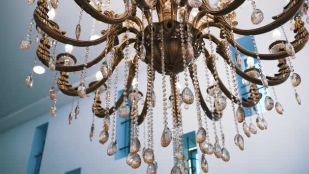 Lámpara de araña con decoraciones de vidrio cuelga sala de iluminación - Imágenes, Vídeo