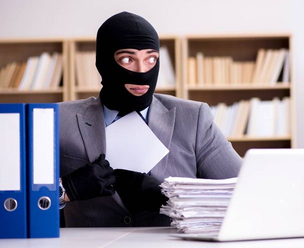 Уголовный бизнесмен, носящий балаклаву в офисе - Фото, изображение