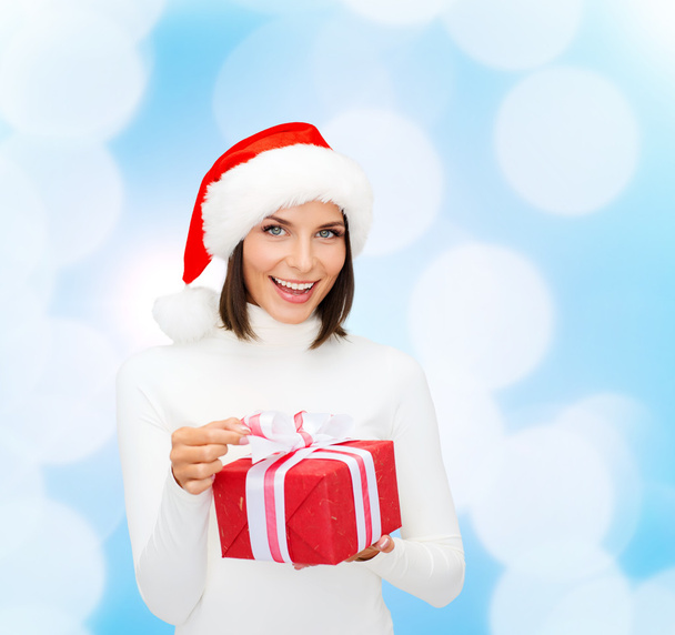 smiling woman in santa helper hat with gift box - Фото, изображение