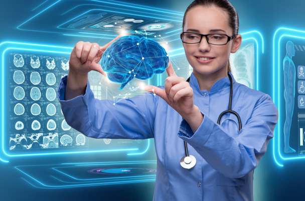 Médecin féminin avec le cerveau dans le concept médical - Photo, image