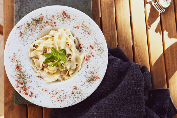 Sabroso y apetitoso clásico pasta italiana con una deliciosa salsa. - Foto, Imagen
