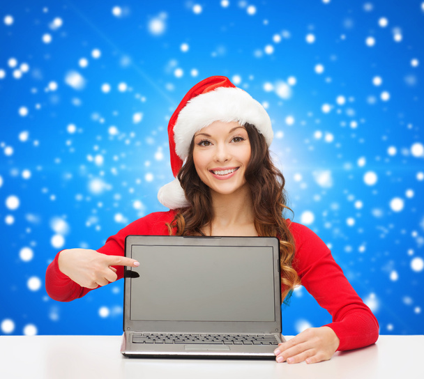 smiling woman in santa helper hat with laptop - Foto, immagini