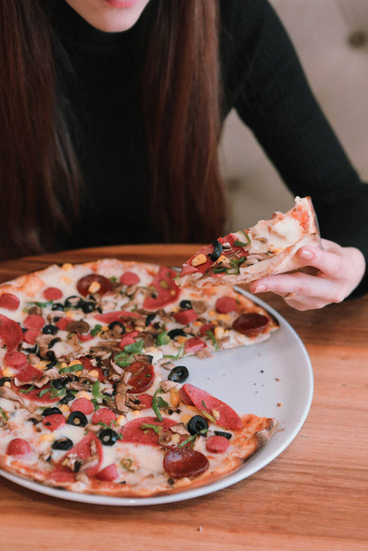 Deliciosa mezcla pizza comida italiana - Foto, Imagen