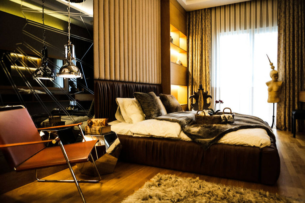 モダンなデザインの居心地の良いベッドルームのインテリア - 写真・画像