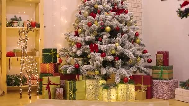 Una guirnalda centelleante en un árbol de Navidad. Un artículo sobre decoraciones navideñas. Un artículo sobre el Año Nuevo y la Navidad. Vacaciones. - Metraje, vídeo