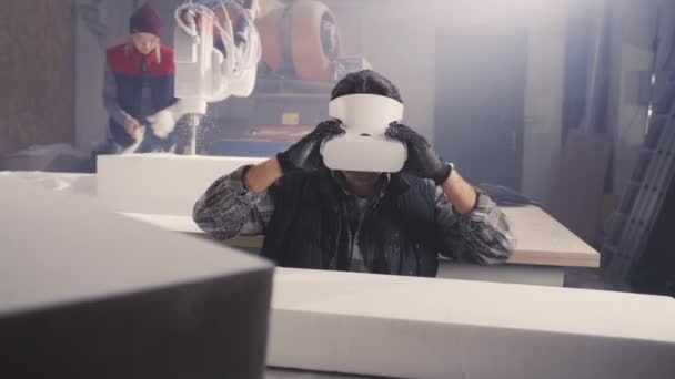 Uomo con auricolare VR esaminando blocco polimero - Filmati, video