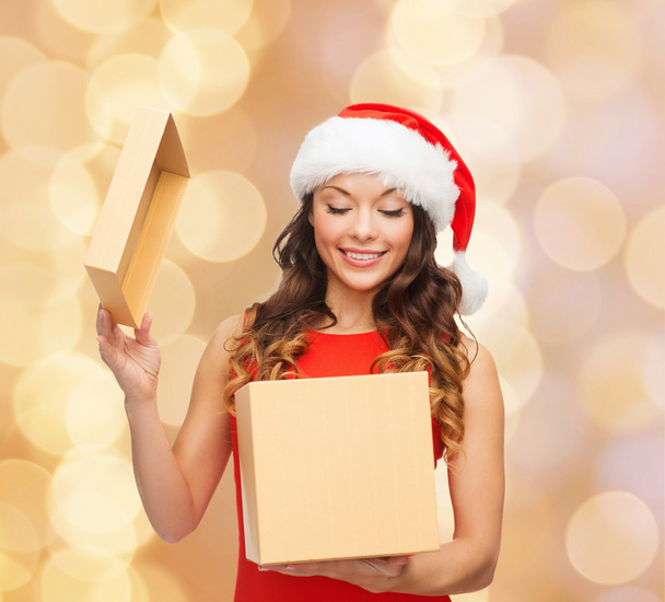 smiling woman in santa helper hat with gift box - Foto, afbeelding