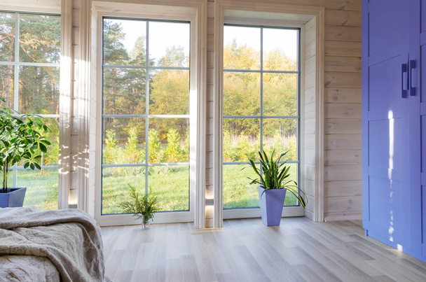 Interior luminoso, habitación en casa de madera con ventana grande. Estilo escandinavo. - Foto, imagen