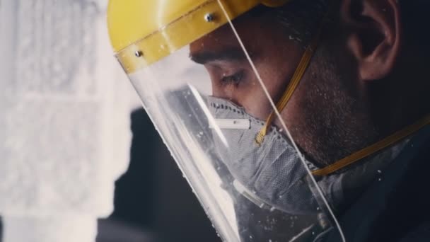 Ремесленник, управляющий фрезерным станком, покрытым пластиковой пылью - Кадры, видео