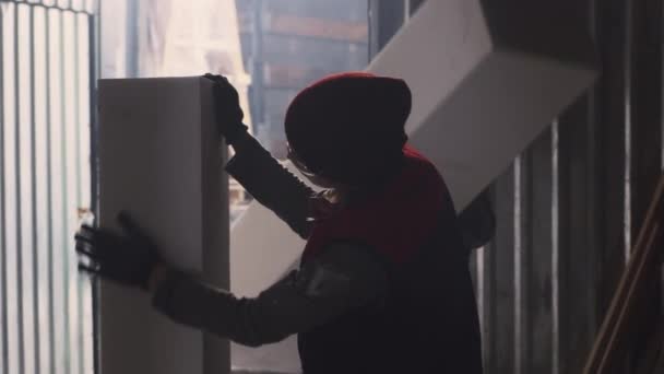 Τεχνίτης που εξετάζει πλαστικό στο υπόστεγο - Πλάνα, βίντεο
