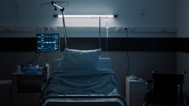 Niemand im Krankenhausbett auf der klinischen Station auf modernem Boden - Foto, Bild