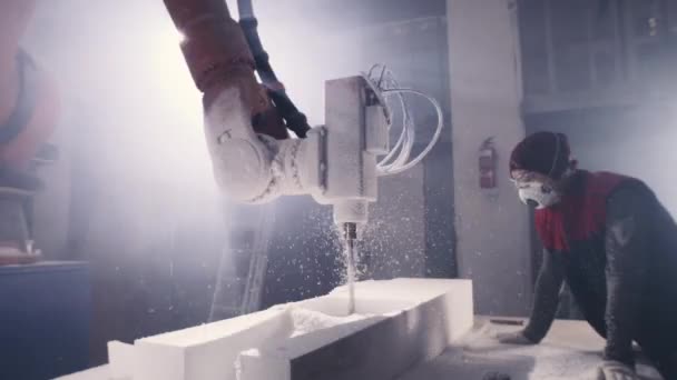 Robotic arm cutting polystyrene in workshop - Filmati, video