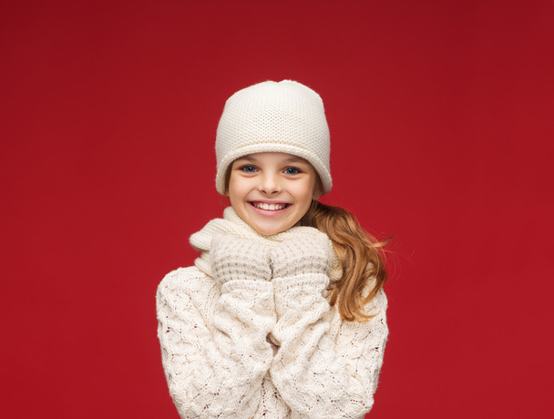 girl in hat, muffler and gloves - Foto, afbeelding