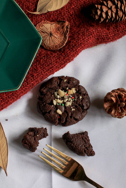 Schokoladen-Weihnachtsplätzchen vorhanden. Hausgemachte leckere Schokoladenkekse mit Schokoladensauce. Knusprig lecker süß und nützlich. - Foto, Bild