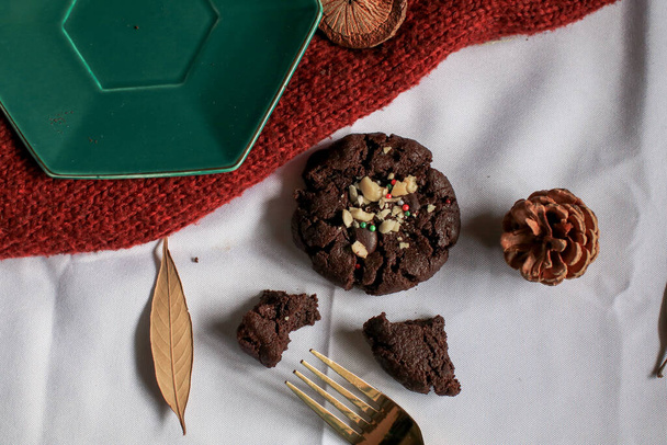 Schokoladen-Weihnachtsplätzchen vorhanden. Hausgemachte leckere Schokoladenkekse mit Schokoladensauce. Knusprig lecker süß und nützlich. - Foto, Bild